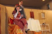 Komedii Jak je důležité míti Filipa v podání hranického amatérského divadla Ventyl mohli zhlédnout návštěvníci v kulturním domě v obci Zámrsky.