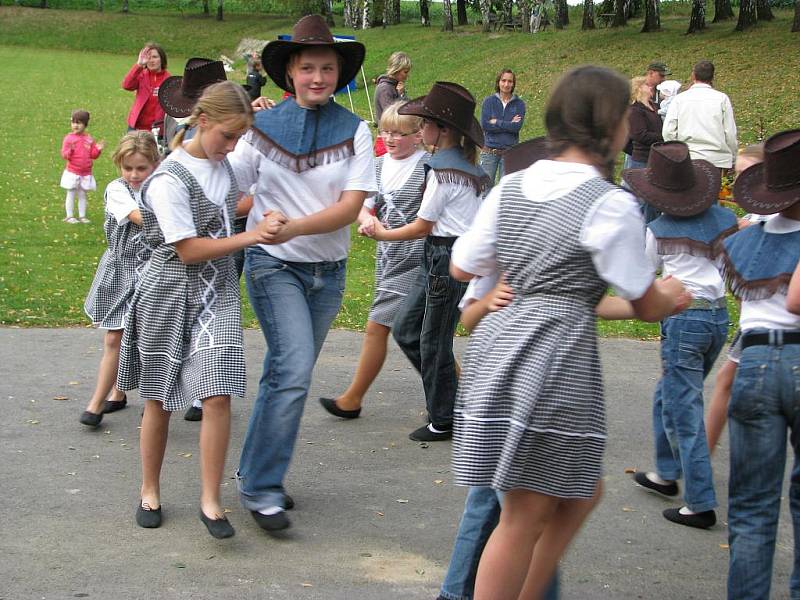 V Horním Újezdě slavili v sobotu dýňobraní. Ulice v této obci ozdobily neobvyklé postavičky.