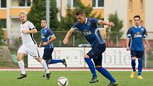 Fotbalisté 1. FC Viktorie Přerov (v modrém) proti Medlovu (2:1)
