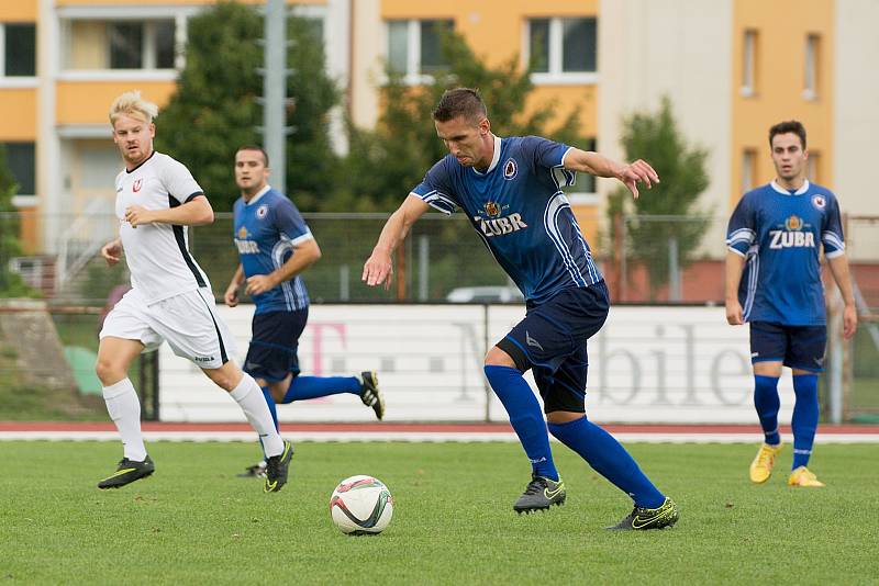 Fotbalisté 1. FC Viktorie Přerov (v modrém) proti Medlovu (2:1)