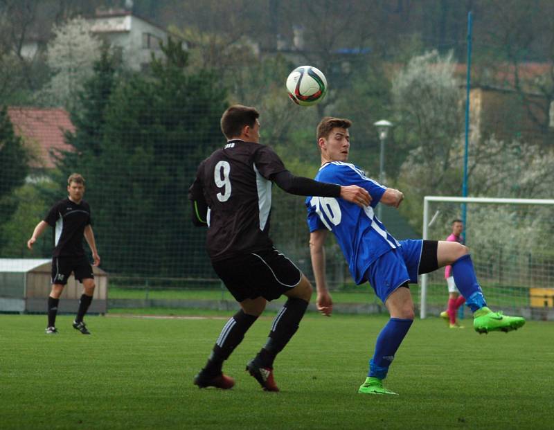 Fotbalisté Kozlovic (v černém) zvítězili 1:0 nad domácím SK Hranice.