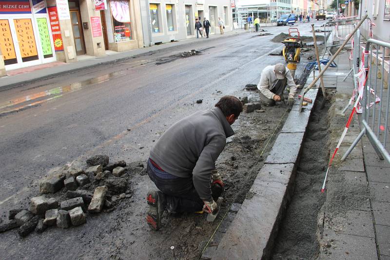 Kvůli náročné rekonstrukci je uzavřená Čechova ulice v Přerově. Řidiči musejí jezdit po objízdné trase
