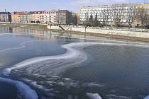Zamrzlá řeka Bečva v  Přerově