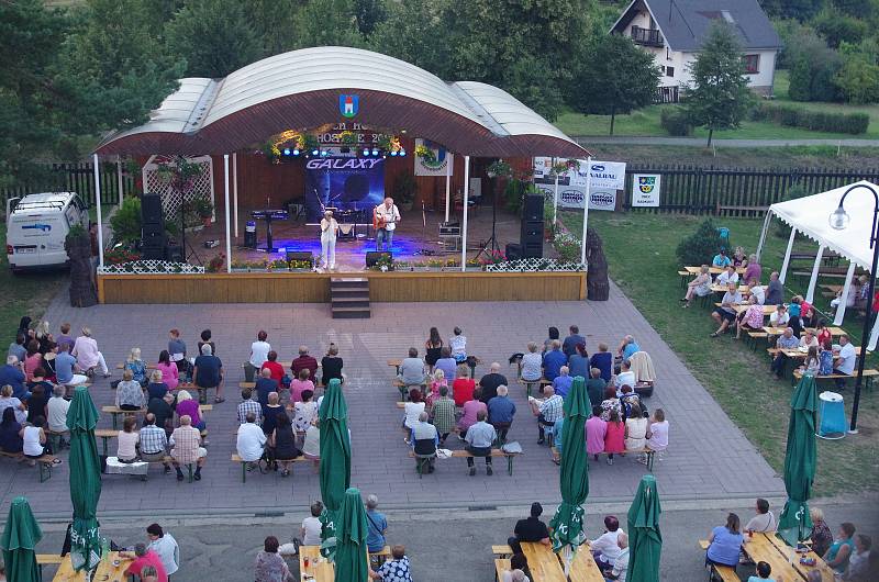 Setkání dechových hudeb v Dřevohosticích zahájil koncert zajímavého hosta - zpěvačky Petry Černocké.