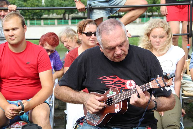 Téměř čtyři desítky kytaristů se sešly v neděli odpoledne na přerovských hradbách. Muzikanti zahráli společně šest skladeb a vzpomínali nejen na legendárního Jimiho Hendrixe, ale i na Ivana Krále, který letos zemřel. Amatérští i profesionální kytaristé si