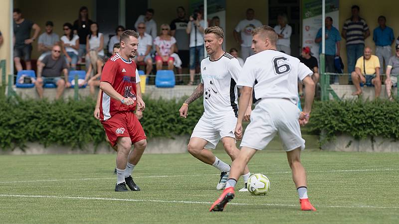 Benefiční fotbalové utkání v Kozlovicích mezi výběrem Kopaček (v bílém) a Hokejek (v červeném). Marek Heinz (uprostřed)