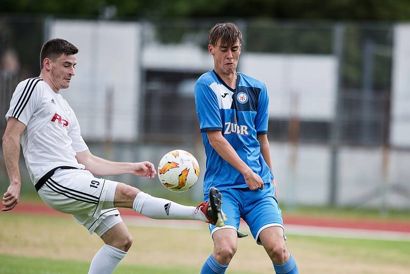 Fotbalisté Přerova (v modrém) v přátelském utkání s 1. HFK Olomouc