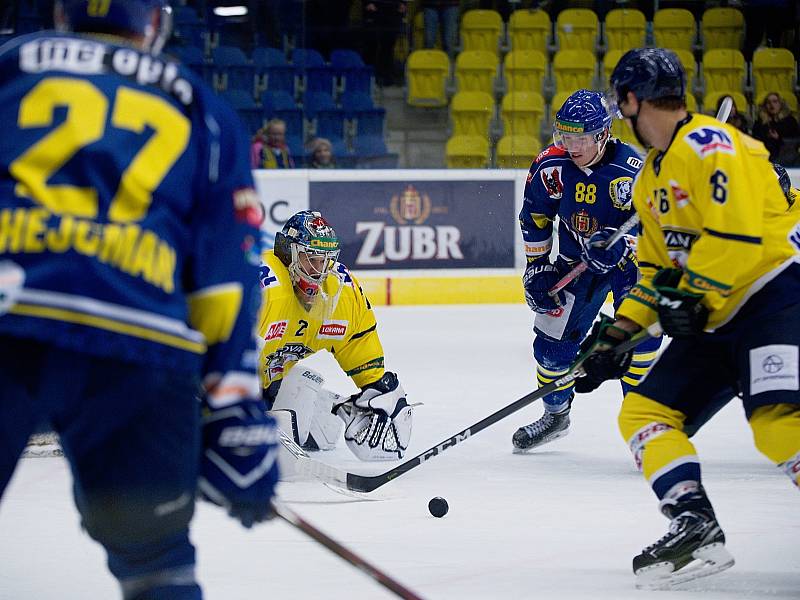 Hokejisté Přerova (v modrém) doma podlehli Ústí nad Labem 0:1