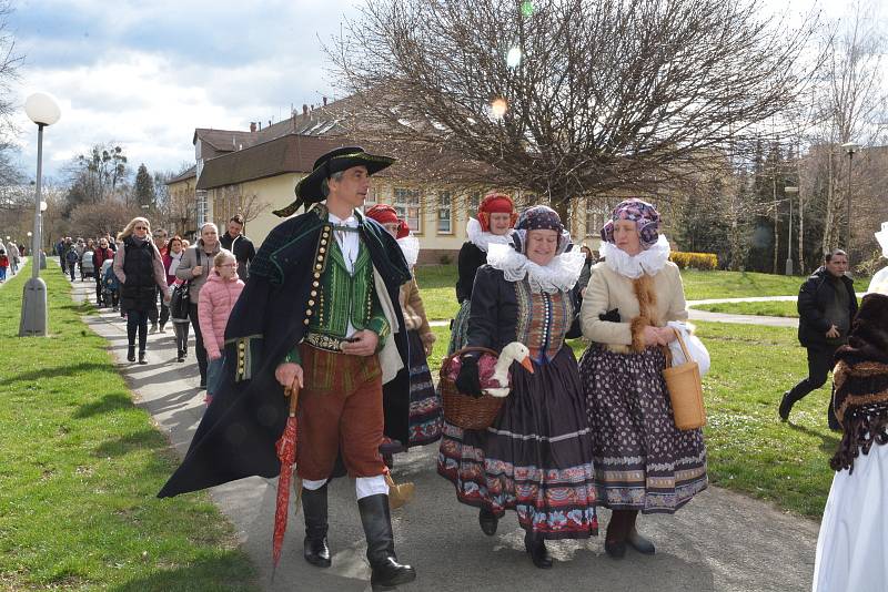 Vhozením smrtky do řeky Bečvy se děti z Folklorního souboru Trávníček rozloučily se zimou. Tradiční vynášení smrtky přilákalo v neděli dopoledne do centra Přerova davy lidí.