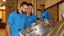 Přerovští hokejisté z HC Zubr vařili v úterý odpoledne pro své fanoušky speciální pivo ve varně pivovaru.