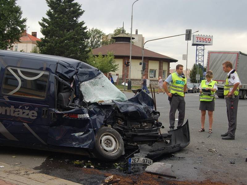 Nehoda peugeotu a vozidla technických služeb v centru Přerova