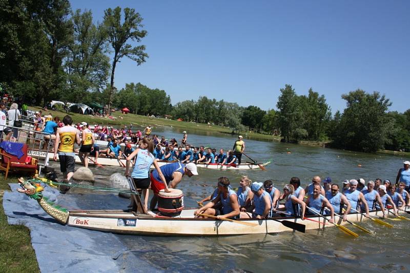 Přerovský festival amatérských posádek dračí lodí