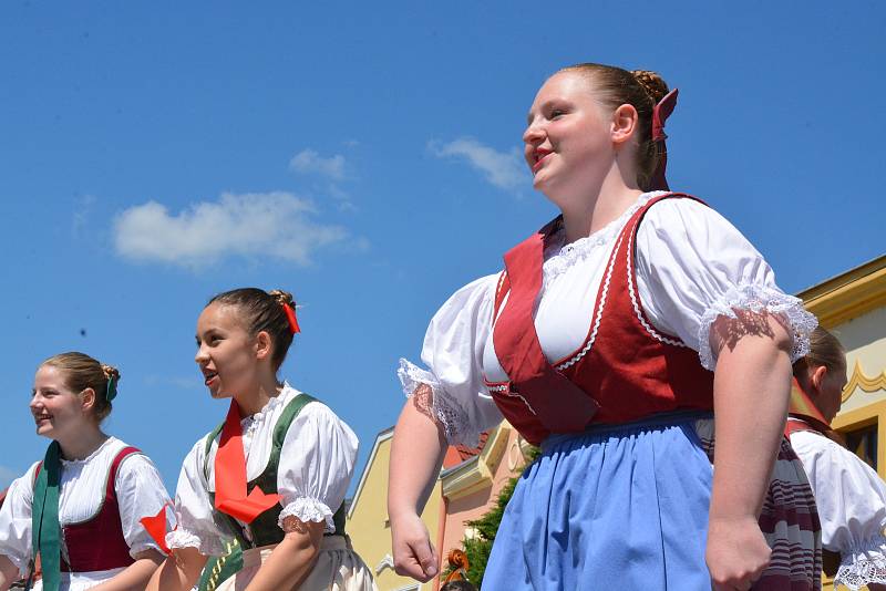 Folklorní festival v Přerově se vydařil. V hlavním programu na Horním náměstí se v sobotu odpoledne vystřídalo několik souborů, 11. 6. 2022