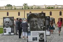 Putovní výstava, kterou mohou nyní zhlédnout návštěvníci Lipníku nad Bečvou, mapuje příběhy patnácti žijících pamětníků z Olomouckého kraje, do jejichž životů dramaticky zasáhly události let 1948 a 1968.