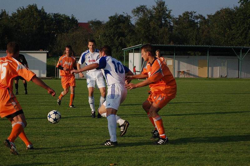 Želatovice (v oranžovém) proti Dolanům