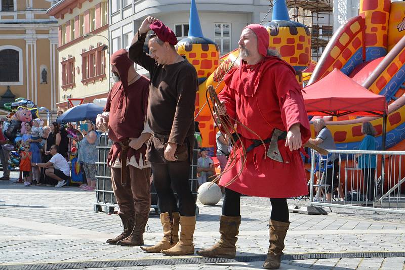 Ulicemi Přerova prošel v neděli historický průvod, který připomněl jeho povýšení na královské město. Třídenní Svatovavřinecké hody přilákaly na Masarykovo i Horní náměstí tisíce lidí