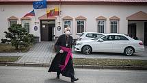 Slavnostní bohoslužba k 100. výročí vysvědčení Antonína Cyrila Stojana olomouckým arcibiskupem, 14. března 2021 v Běnově. Arcibiskup Jan Graubner.