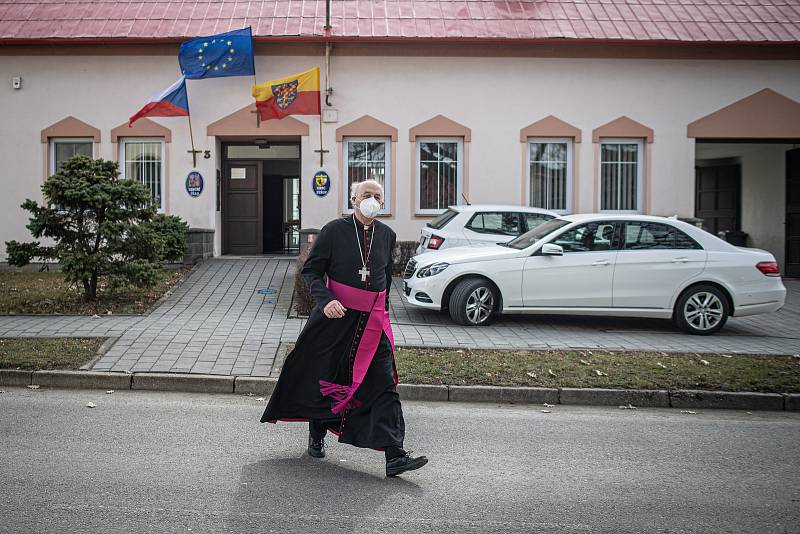 Slavnostní bohoslužba k 100. výročí vysvědčení Antonína Cyrila Stojana olomouckým arcibiskupem, 14. března 2021 v Běnově. Arcibiskup Jan Graubner.