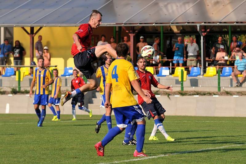 Fotbalisté Kozlovic (žluto-modrá) proti Polné