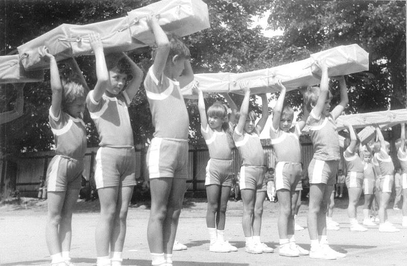 Dny Požárníků 16. června 1985. Oslavy 80. výročí založení svazu PO v Oseku nad Bečvou. Při slavnost na hřišti předvedli spartakiádní skladby žáci místní ZŠ.