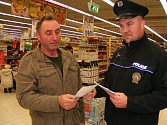 Během předvánoční preventivní kampaně přerovští policisté informují zákazníky nákupních center, na co si dát před zloději pozor.