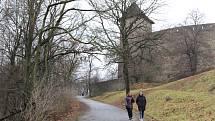 I když se letos kvůli koronavirovým opatřením první lednovou sobotu nekonal tradiční novoroční výstup na Helfštýn a brány hradu zůstaly zavřené, milovníci turistiky si výšlap nenechali ujít - lidé sem dorazili z Přerova, Hranic, Lipníku nad Bečvou, ale i 