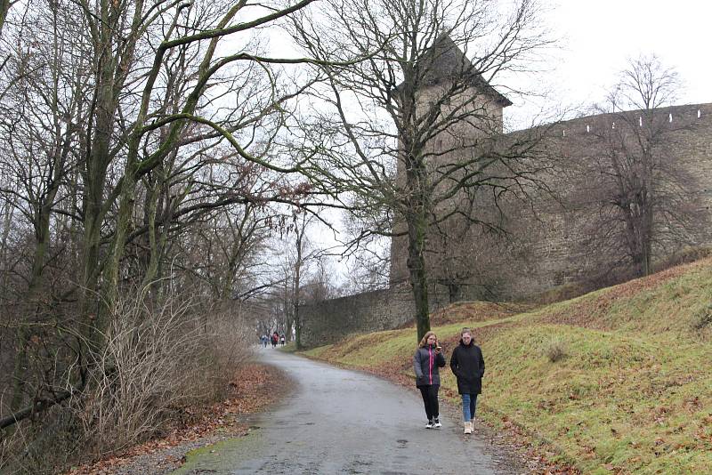 I když se letos kvůli koronavirovým opatřením první lednovou sobotu nekonal tradiční novoroční výstup na Helfštýn a brány hradu zůstaly zavřené, milovníci turistiky si výšlap nenechali ujít - lidé sem dorazili z Přerova, Hranic, Lipníku nad Bečvou, ale i 
