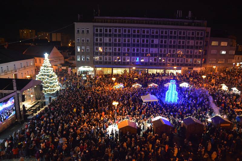 První adventní neděli vpodvečer se slavnostně rozzářil vánoční strom na Masarykově náměstí v Přerově. Do centra města dorazily davy lidí.