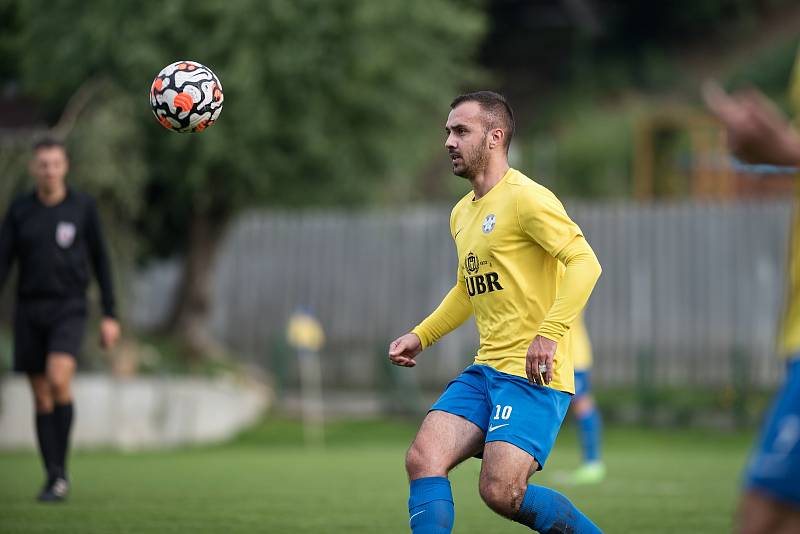 Fotbalisté Kozlovic (ve žlutém) porazili TJ Slovan Bzenec 4:0. Tomáš Strašák