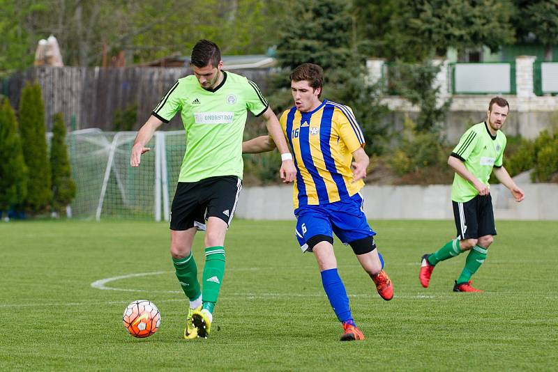 Fotbalisté Kozlovic (v pruhovaném) remizovali s Jeseníkem 2:2.