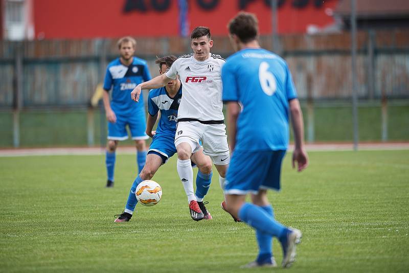 Fotbalisté Přerova (v modrém) v přátelském utkání s 1. HFK Olomouc