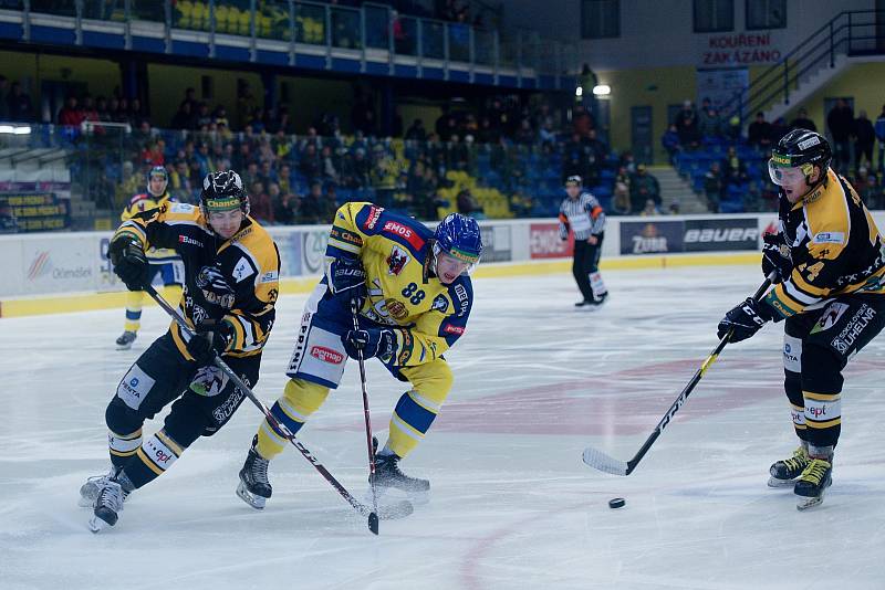 Hokejisté Přerova (ve žlutém) proti Sokolovu.