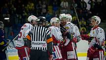 Hokejisté Přerova (v modrém) porazili v domácím derby Prostějov 4:3 po samostatných nájezdech