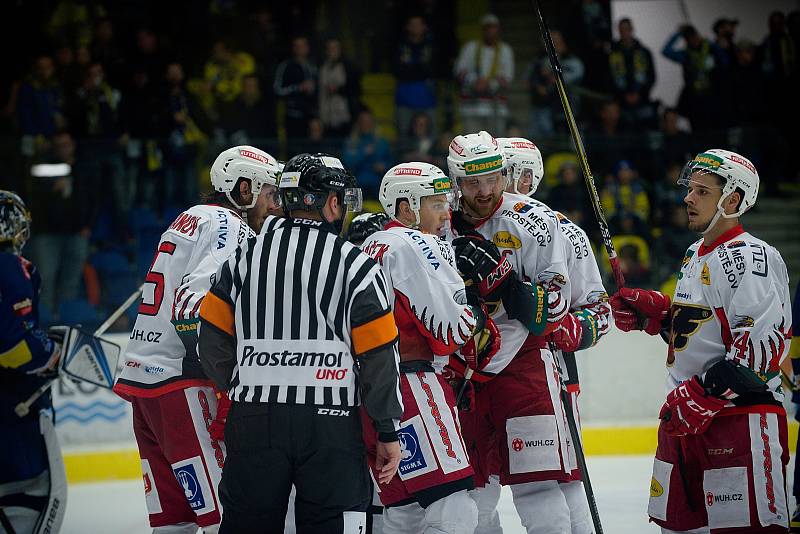 Hokejisté Přerova (v modrém) porazili v domácím derby Prostějov 4:3 po samostatných nájezdech