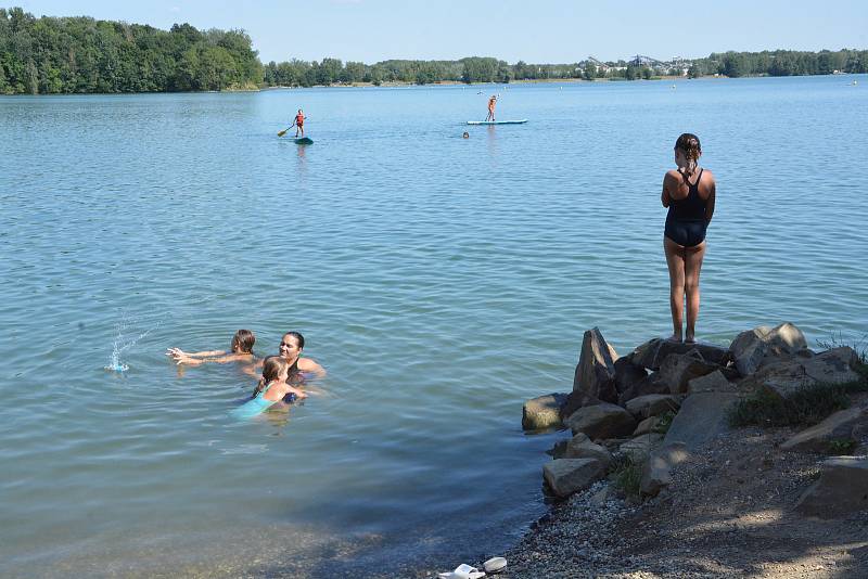 První prázdninovou sezonu si letos užívají lidé na "Tovačovské riviéře", která vznikla po úpravě břehů Annínského jezera. 3. srpna 2022