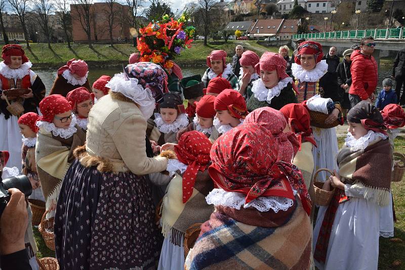 Vhozením smrtky do řeky Bečvy se děti z Folklorního souboru Trávníček rozloučily se zimou. Tradiční vynášení smrtky přilákalo v neděli dopoledne do centra Přerova davy lidí.