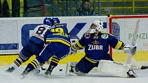 Hokejisté HC Zubr Přerov (v modrém) proti Litoměřicím