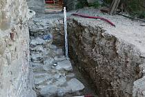 Archeologové narazili při bádání na Helfštýně na odtokový kanál z doby pozdního středověku.