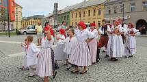 Velkolepý průvod krojovaných Hanáků městem a Ječmínkova jízda králů - takový byl vrchol Kojetínských hodů, které trvaly tři dny. Průvod si nenechaly ujít stovky místních lidí.