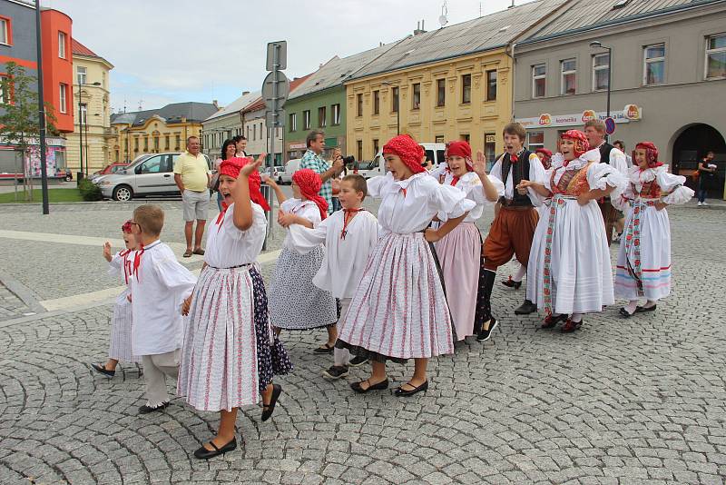 Velkolepý průvod krojovaných Hanáků městem a Ječmínkova jízda králů - takový byl vrchol Kojetínských hodů, které trvaly tři dny. Průvod si nenechaly ujít stovky místních lidí.