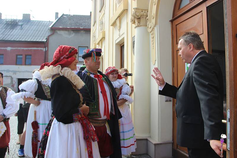 Velkolepý průvod krojovaných Hanáků městem a Ječmínkova jízda králů - takový byl vrchol Kojetínských hodů, které trvaly tři dny. Průvod si nenechaly ujít stovky místních lidí.