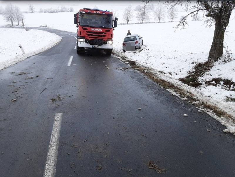 Sněhová nadílka i v neděli potrápila řidiče v Olomouckém kraji. Hasiči zasahovali u bezmála dvou desítek nehod.