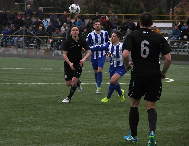 Fotbalisté SK Hranice (v pruhovaném) porazili Kozlovice 1:0.