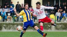 Fotbalisté Kozlovic (v pruhovaném) proti Valašskému Meziříčí. Foto: Deník/Jan Pořízek