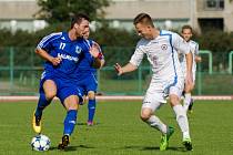 Fotbalisté 1. FC Viktorie Přerov (v bílém) proti Lokomotivě Petrovice. 