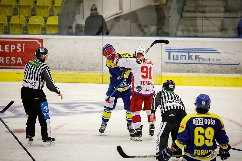 Hokejisté Přerova (v modrém) ve čtvttfinále play-off proti Porubě.