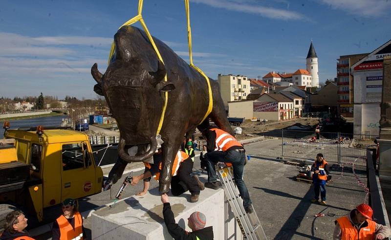 Tyršův most v Přerově ozdobily sochy zubra a ptáka