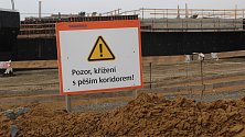 Stavební ruch vládne v těchto dnech na novém úseku dálnice D1, který se buduje mezi Lipníkem a Přerov. Dělníci pracovali ve čtvrtek  u Radvanic na stavbě retenční nádrže.