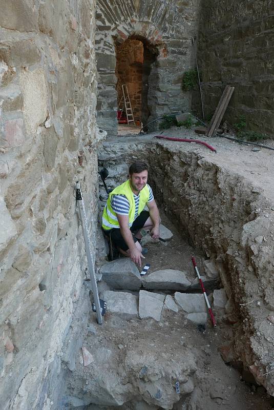 Archeologové narazili při bádání na Helfštýně na odtokový kanál z doby pozdního středověku.