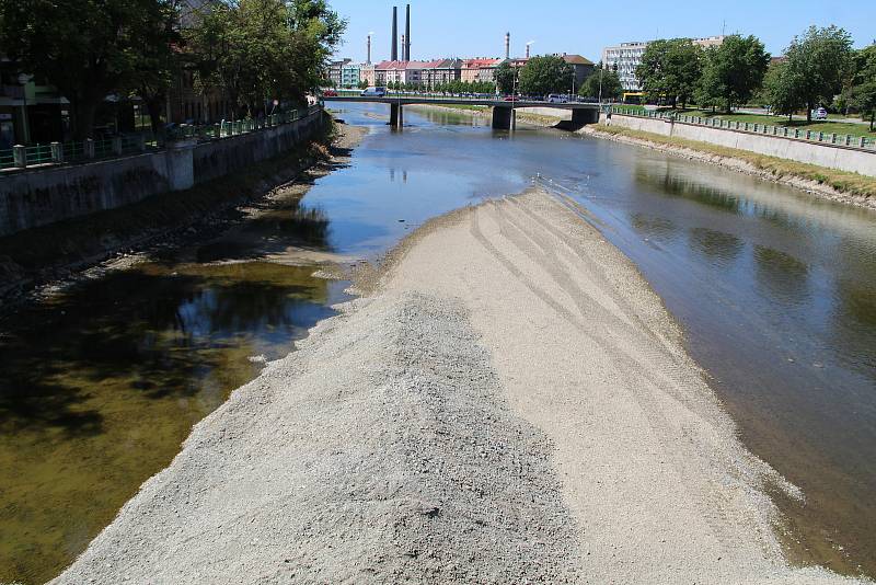 Povodí Moravy v těchto dnech provádí čištění koryta řeky Bečvy v Přerově.